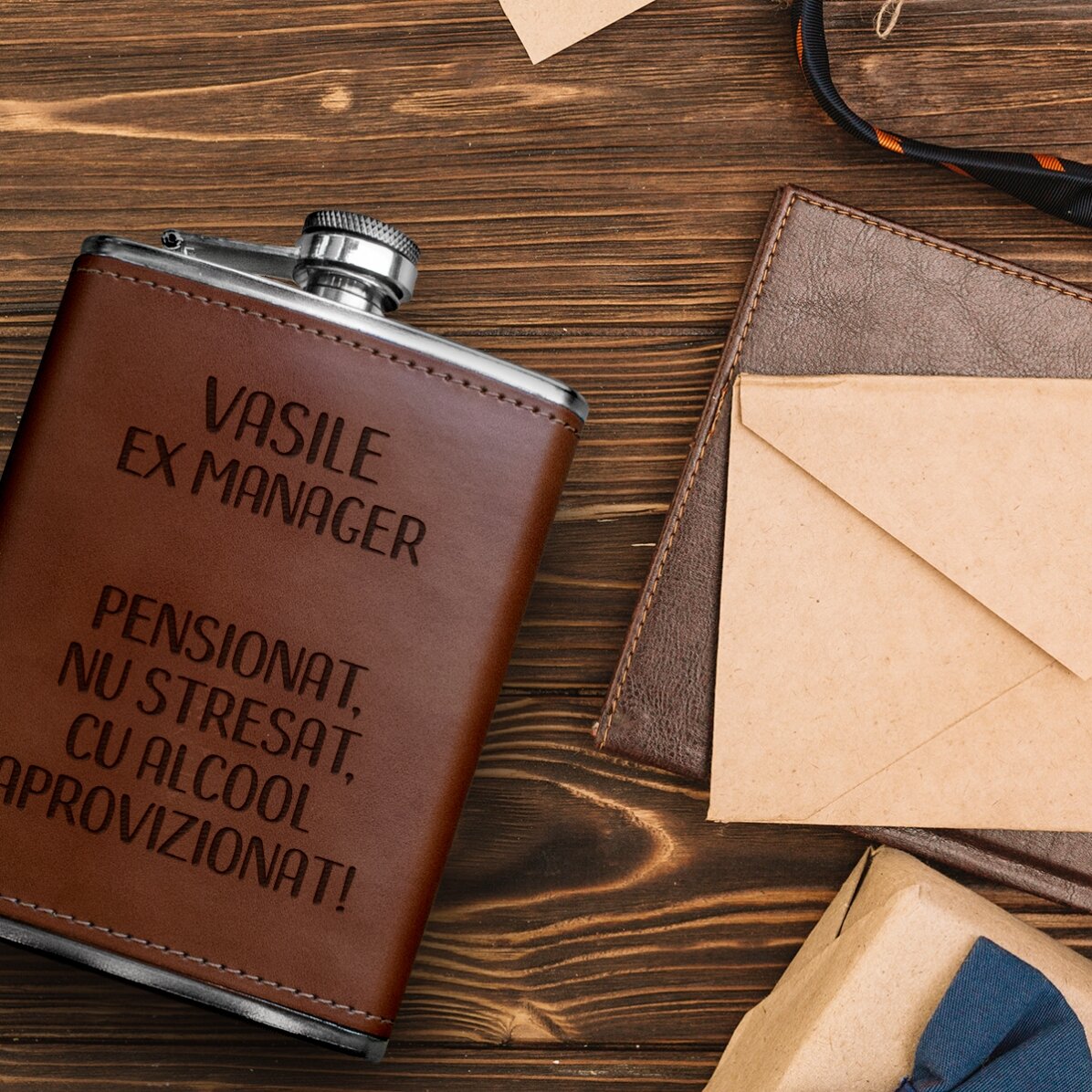 Personalisierte, mit Leder ummantelte Taschenflasche – Pensionat