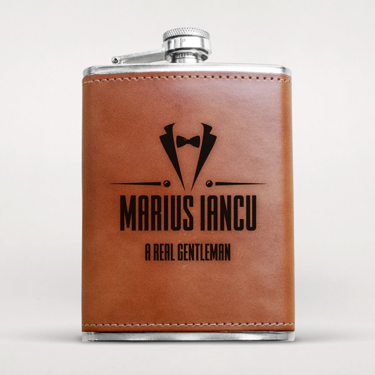 Personalisierte, mit Leder bezogene Taschenflasche – Tuxedo