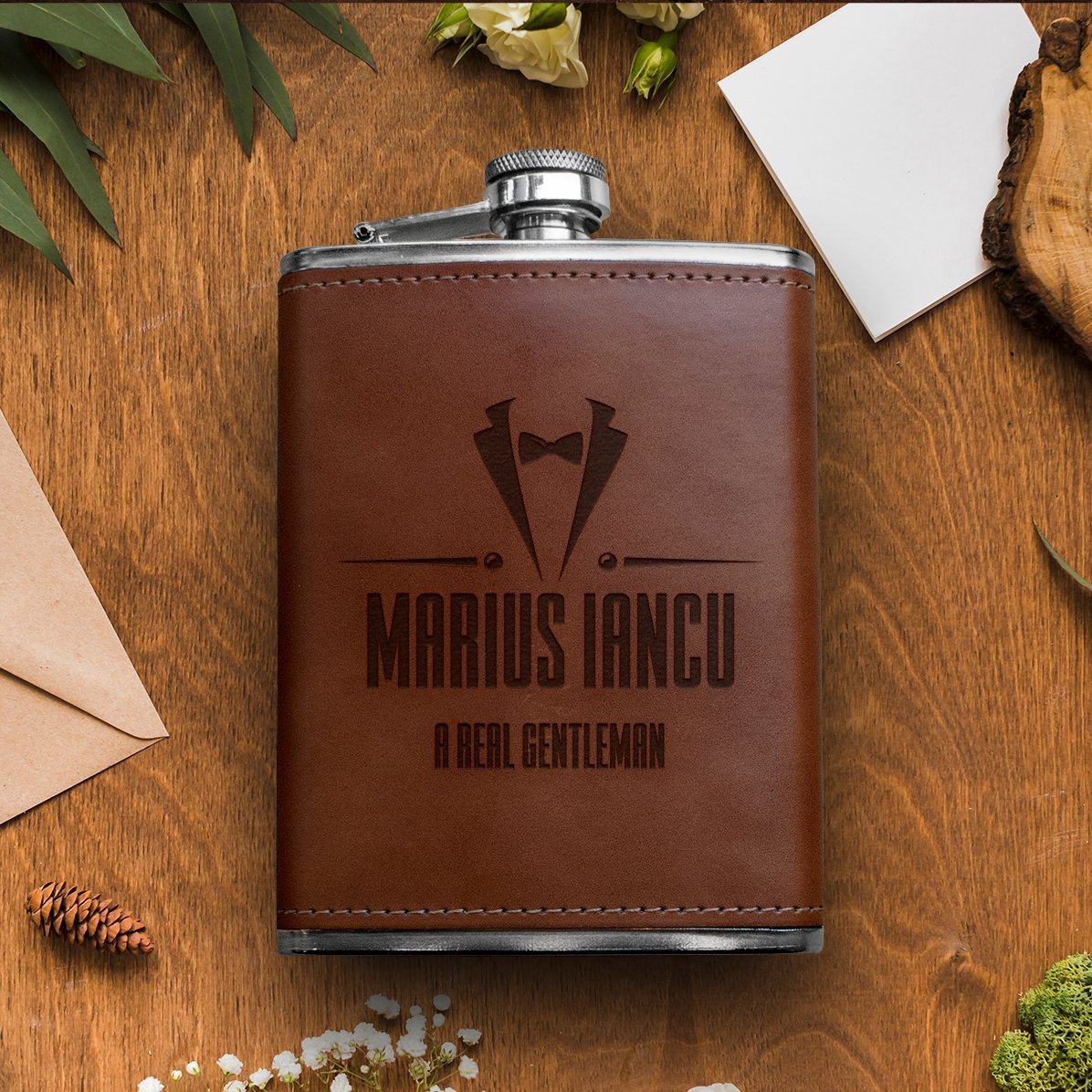 Personalisierte, mit Leder bezogene Taschenflasche – Tuxedo