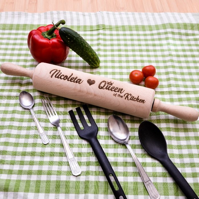 Individuell gestalteter Holzroller – Queen of the Kitchen