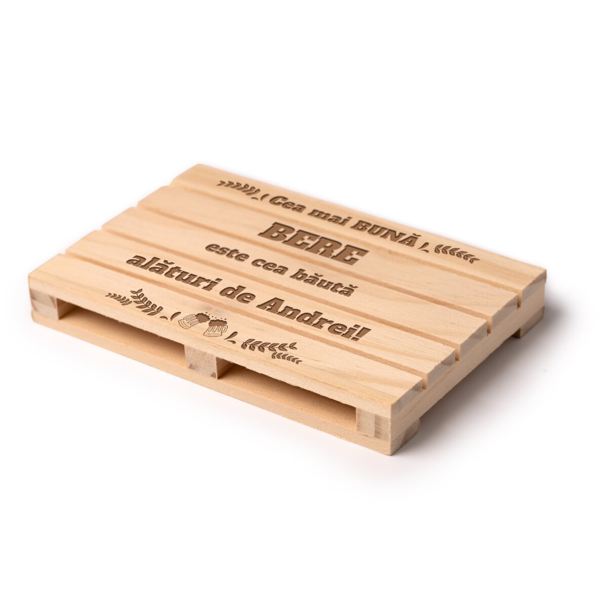 Individuell gestalteter Glasuntersetzer in Form einer Palette mit Aufdruck – Das beste Bier