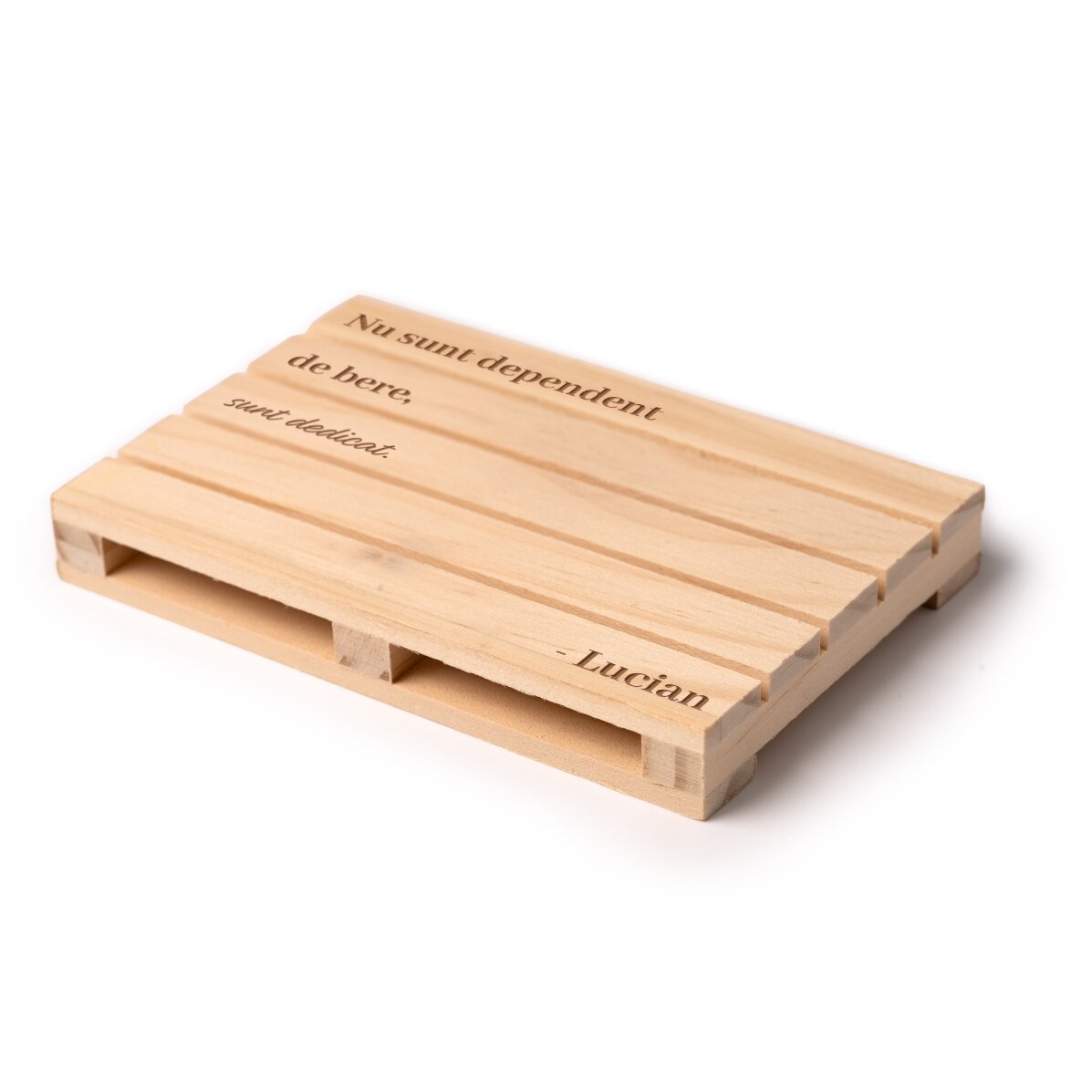 Individuell gestalteter Gläserhalter in Form einer Palette mit dem Text „Ich bin mit ganzem Herzen d