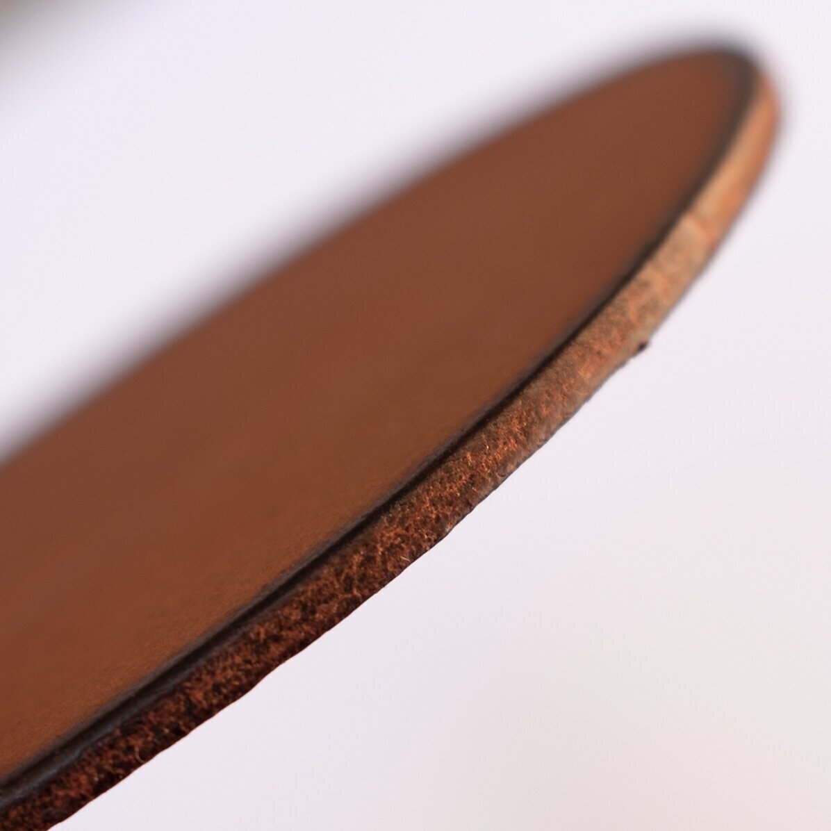 Personalisierter Gläserhalter aus Leder mit Schriftzug – It
