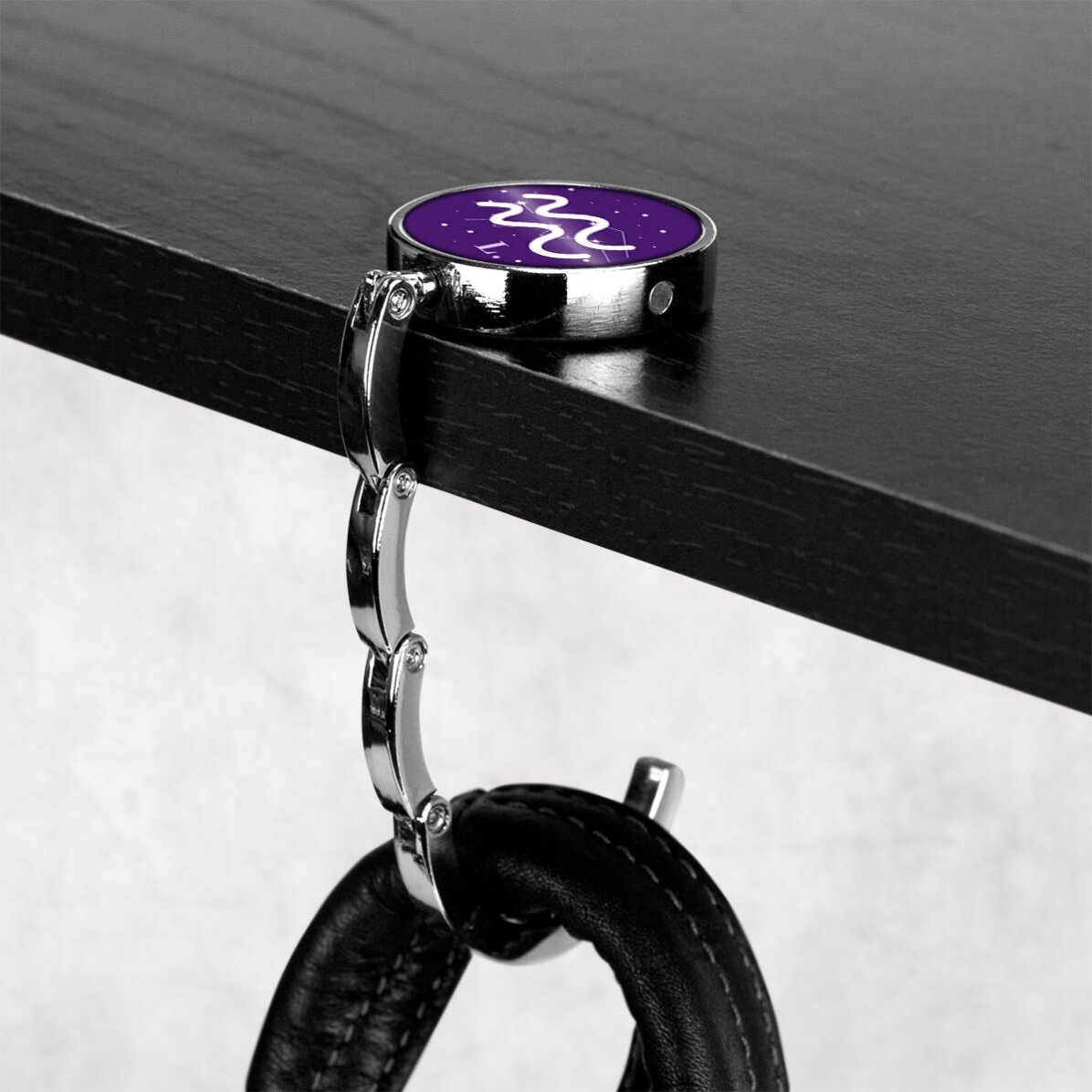 Individuell mit Text gestalteter Taschenhalter für den Tisch – Zodiac