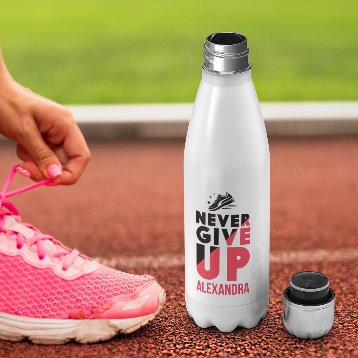 Thermoskanne mit weißem Boden, individuell mit Namen bedruckt – Never give up