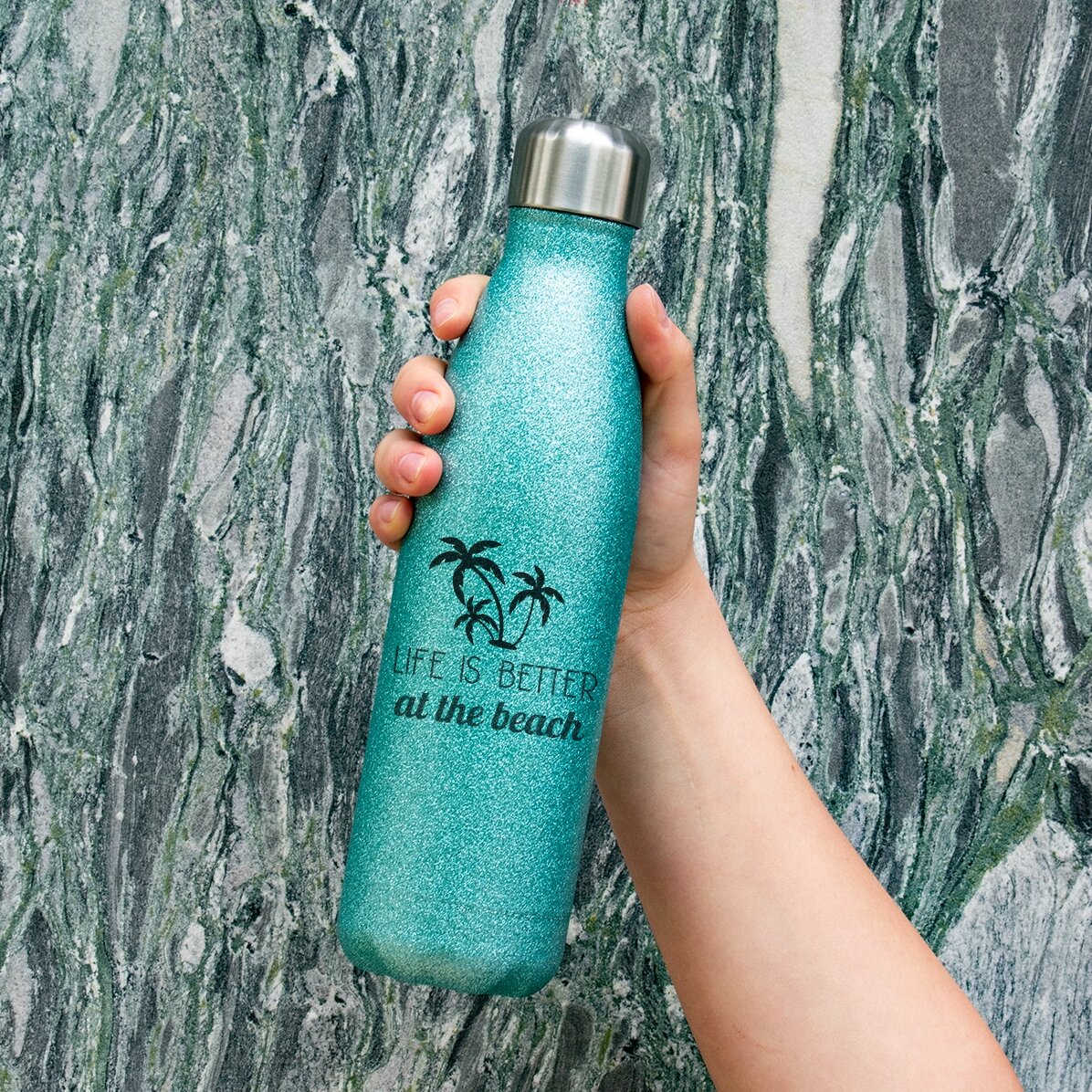 Personalisierte Glitzer-Thermoskanne mit Schriftzug – „Life is better at the beach“