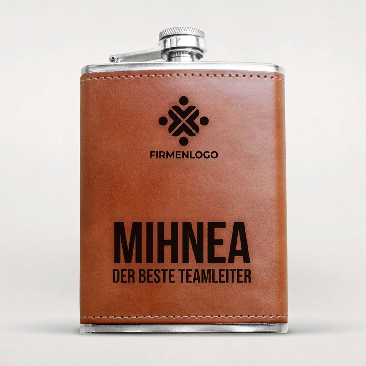 Mit Leder bezogene Taschenflasche, individuell mit Logo und Namen versehen
