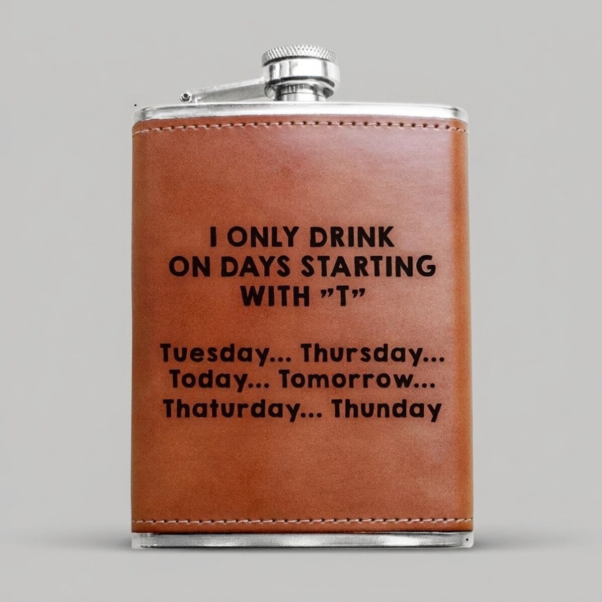 Personalisierte, mit Leder ummantelte Taschenflasche – I only drink...