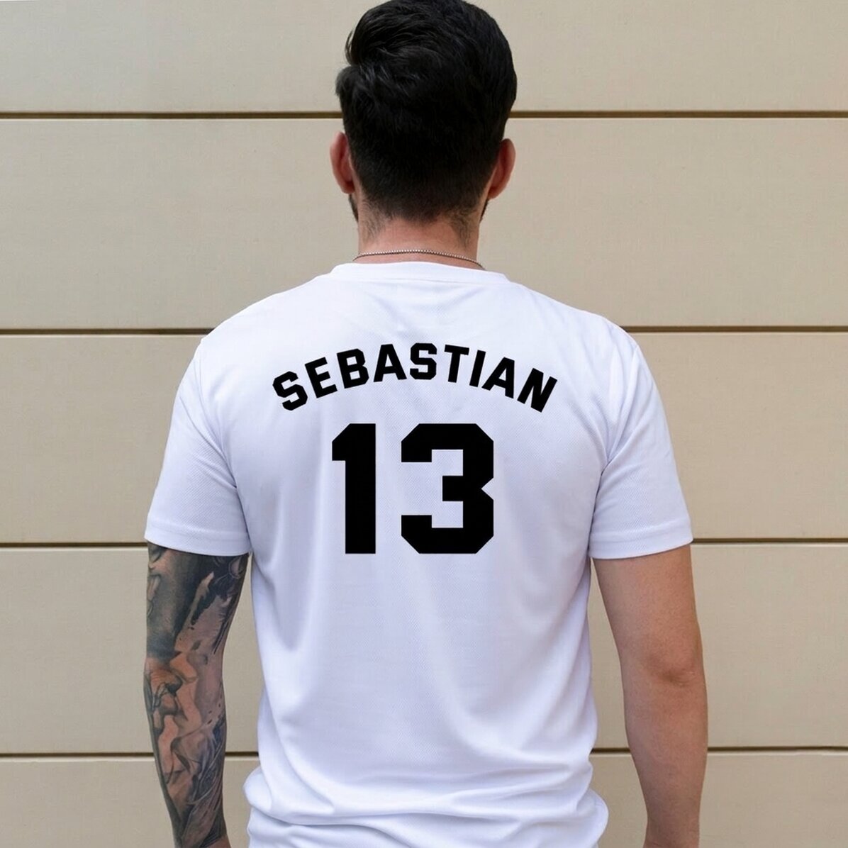 Individuell gestaltetes Sport-T-Shirt mit Namen und Nummer auf dem Rücken – Fußballfan
