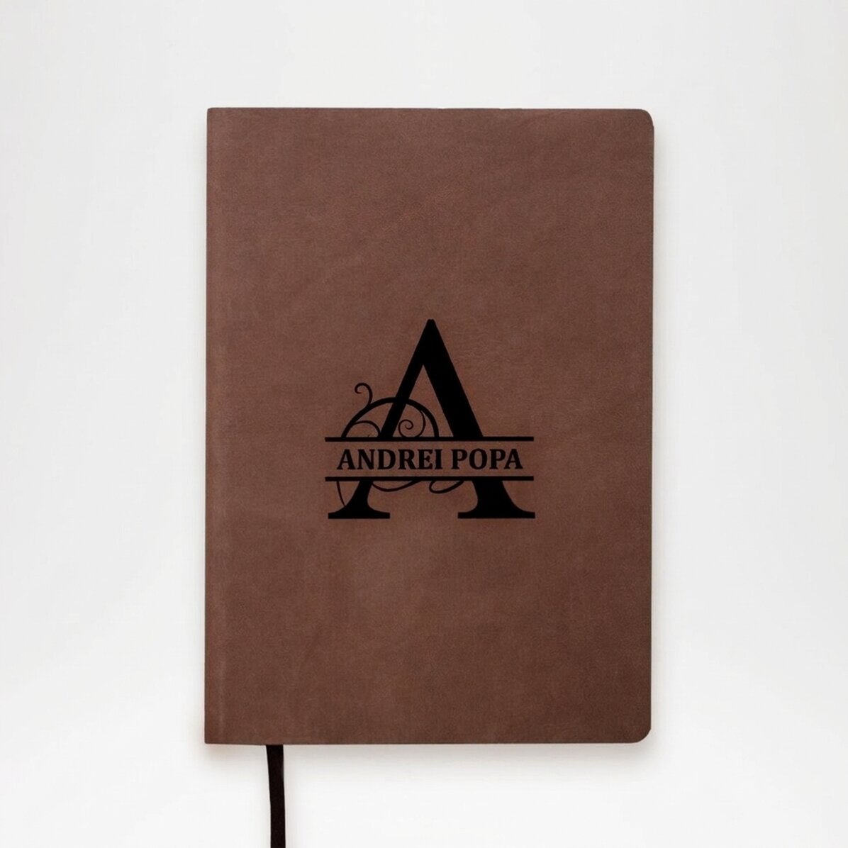 Personalisierter Leder-Terminkalender mit Monogramm und Namen in der Mitte