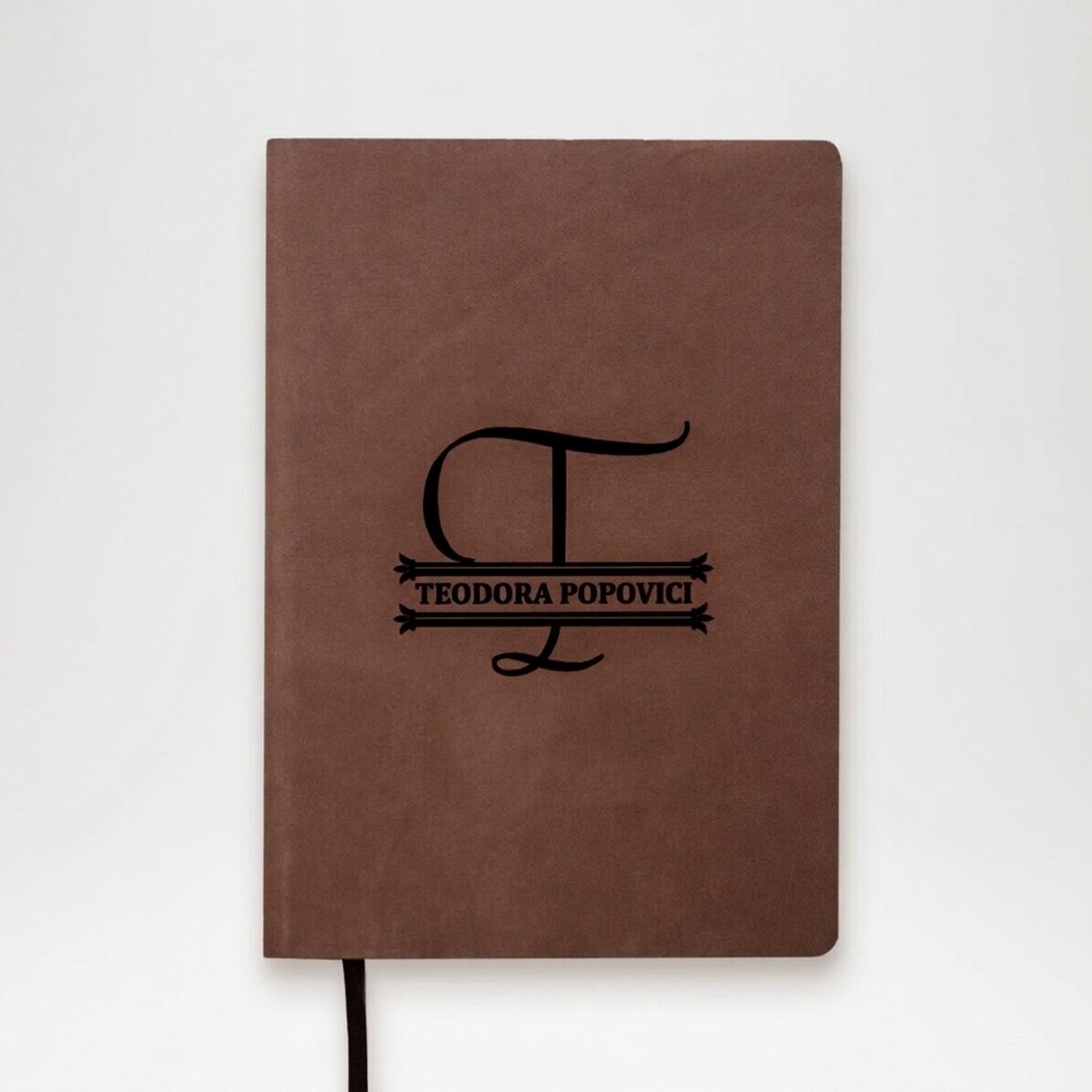 Personalisierter Lederkalender mit Monogramm und Namen in der Mitte – Modell 2