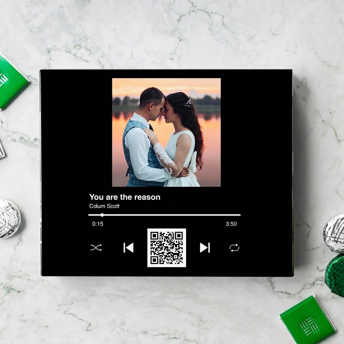 Personalisierte Pralinenschachtel mit Foto, Text und QR-Code – „Melodia noastra“