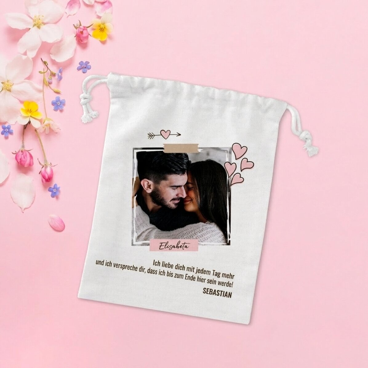 Kleiner Geschenksack, individuell gestaltet mit einem Foto und einem Text – „In love“