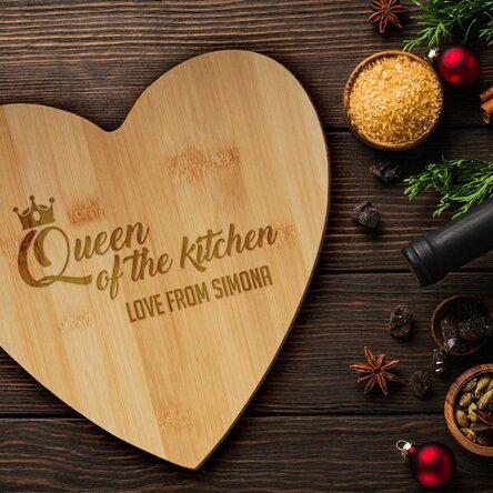 Personalisierter, herzförmiger Schneidebrett mit Schriftzug – Queen of the kitchen