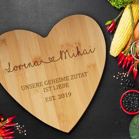 Personalisierter, herzförmiger Schneidebrett für Paare