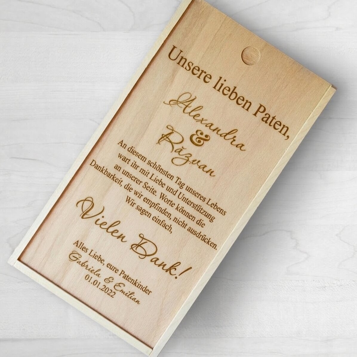 Personalisierte Geschenkbox aus Holz mit Dankesbotschaft für die Paten