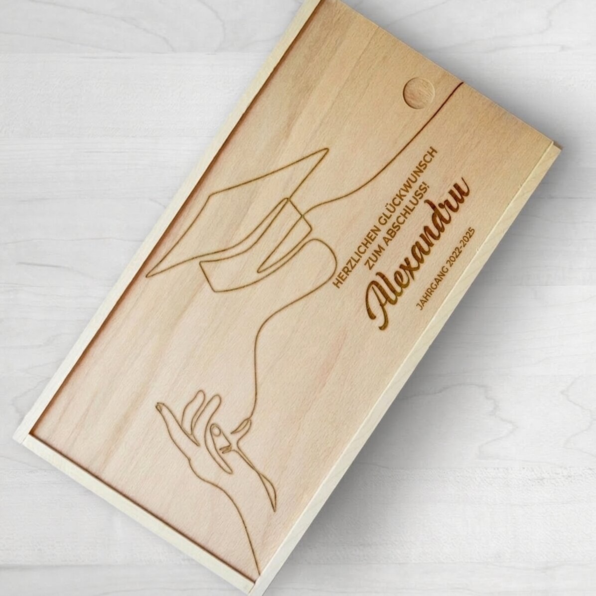 Personalisierte Geschenkbox aus Holz – Herzlichen Glückwunsch zum Abschluss!