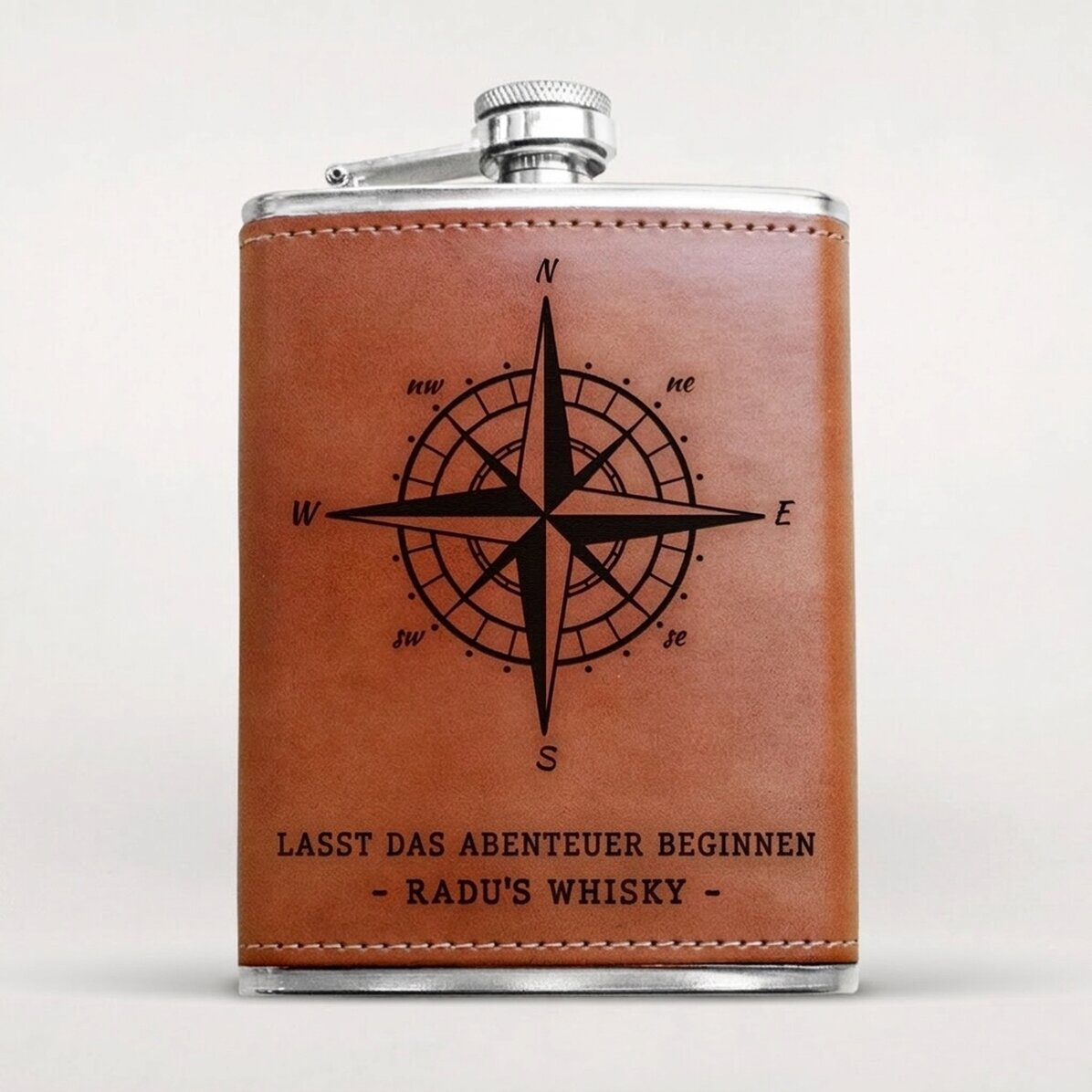 Mit Leder ummantelte Taschenflasche, individuell mit Text bedruckt – Busola