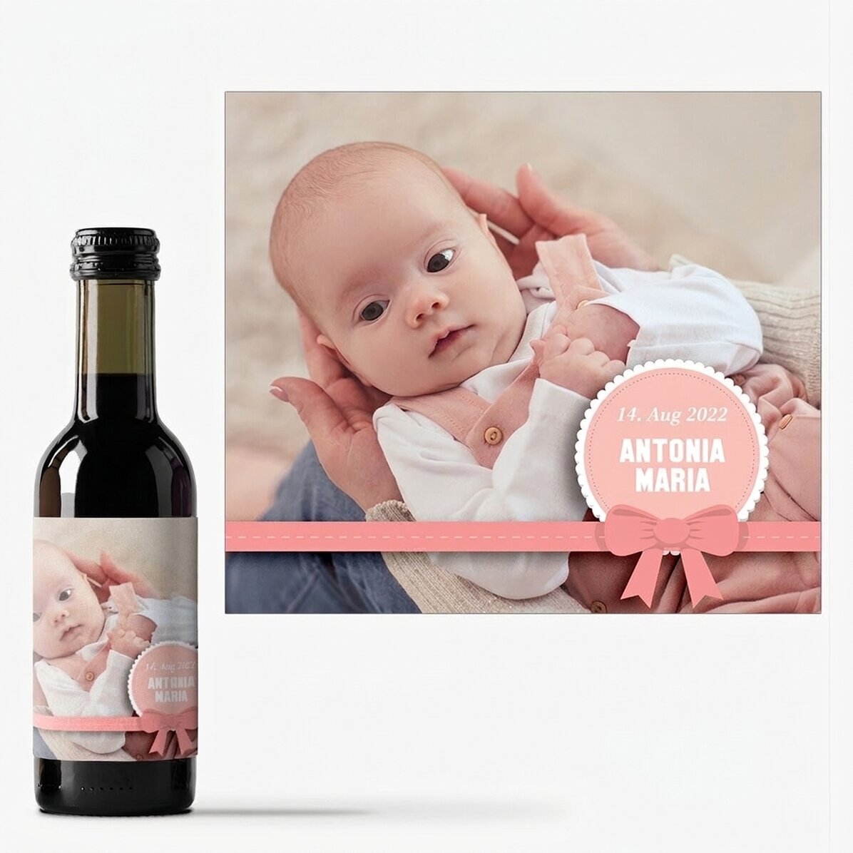 Kleine Weinflasche, individuell gestaltet mit einem Foto und einem Text – Taufgeschenk für ein Mädch