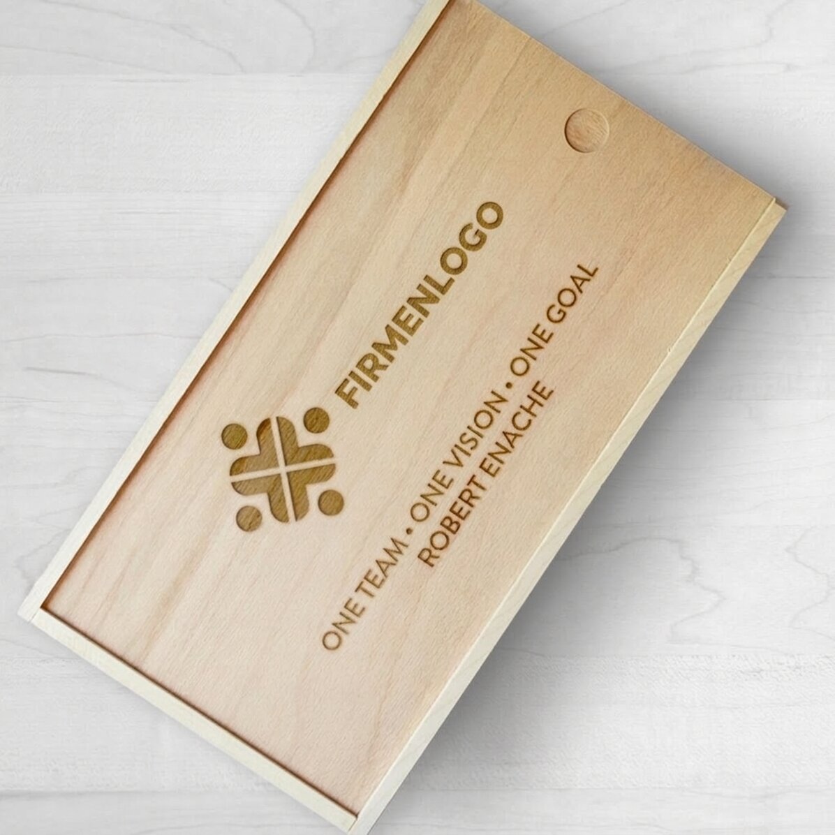Personalisierte Geschenkbox aus Holz mit Logo und Text