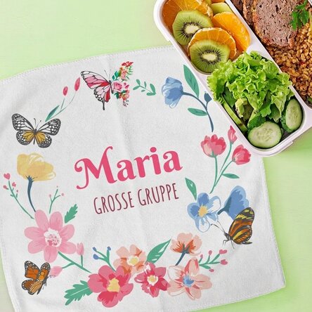 Personalisiertes Handtuch mit Schriftzug – Bunte Schmetterlinge