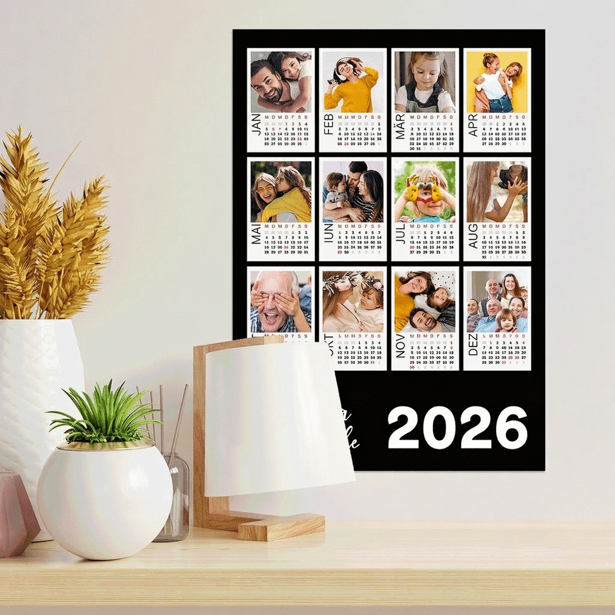 Individuell gestaltetes Kalenderposter mit 12 Polaroid-Fotos und farbigem Hintergrund
