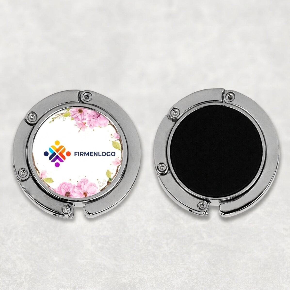 Individuell gestalteter Taschenhalter für den Tisch mit Logo und Blumenmuster