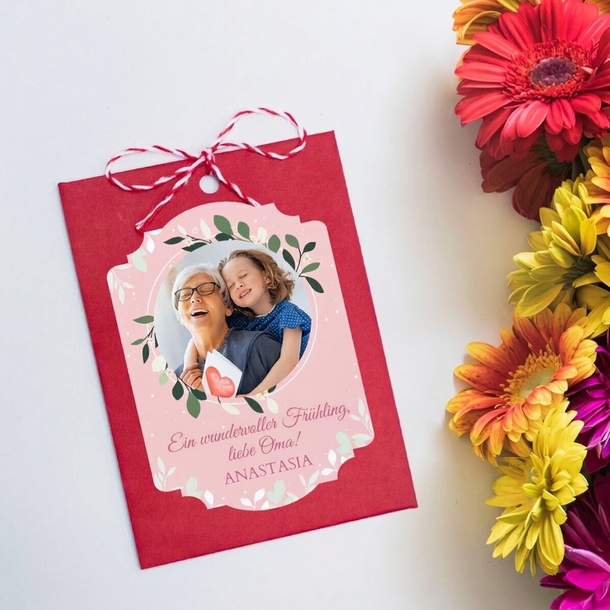 Individuell gestalteter Martisor zum Einpflanzen mit einem Foto und einer Botschaft für die Großmutt