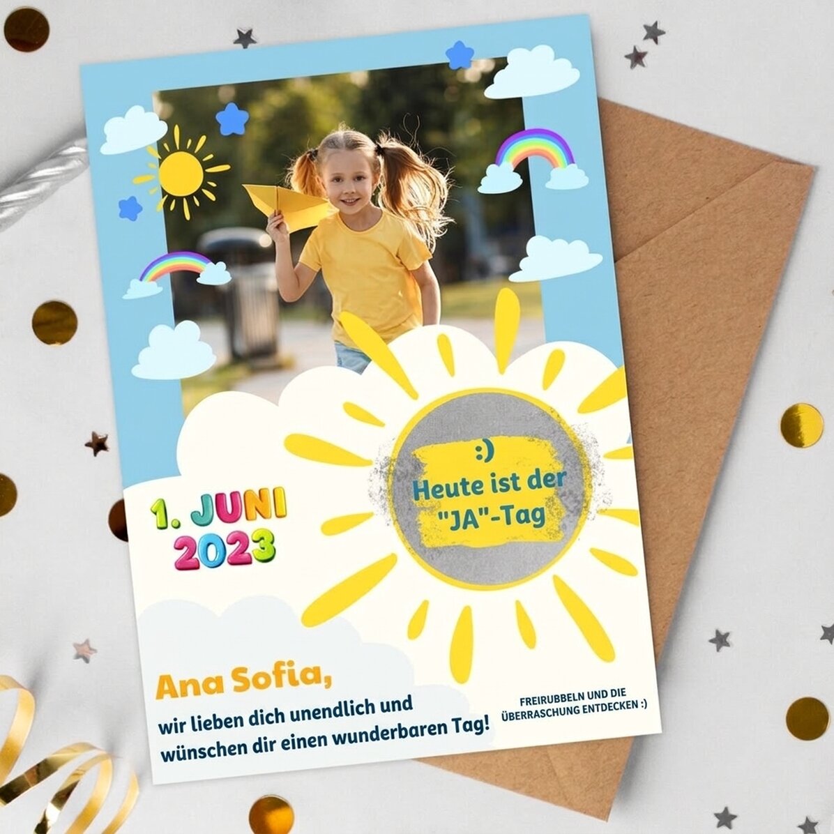 Individuell gestaltete Rubbelkarte mit Foto und Botschaft für Kinder zum 1. Juni