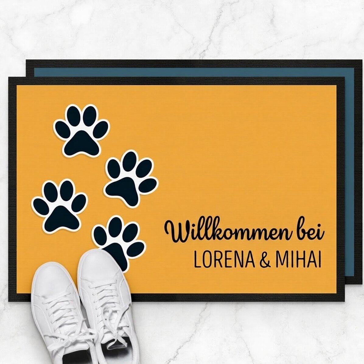 Individuell gestaltete Fußmatte mit Text – Paws