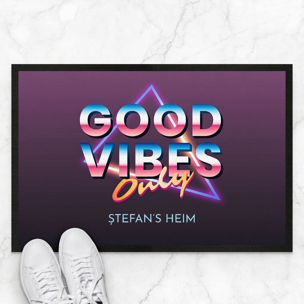 Individuell gestaltete Fußmatte mit Schriftzug – „Good vibes only“
