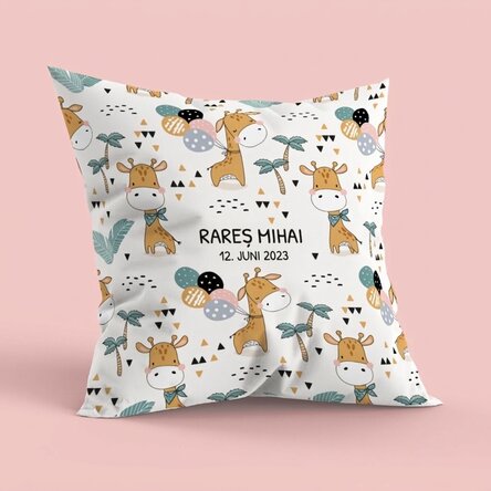 Personalisiertes Kissen mit Namen, großes Format – Giraffe