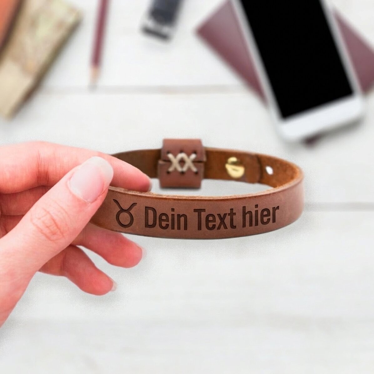 Personalisiertes Lederarmband mit Initialen und dem Sternzeichen Stier