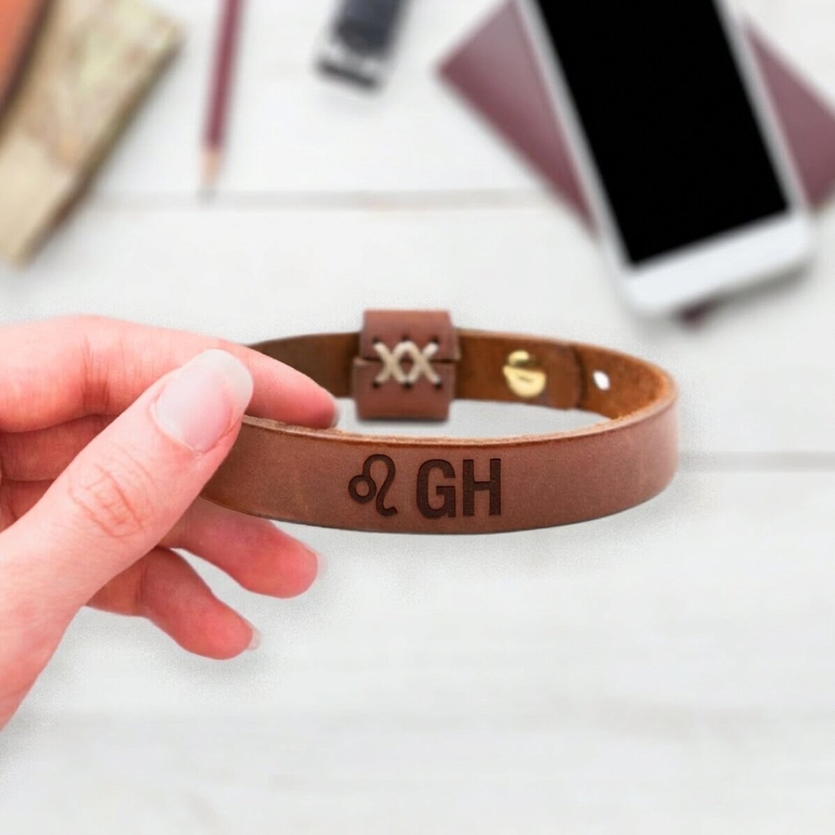 Personalisiertes Lederarmband mit Initialen und dem Sternzeichen Löwe