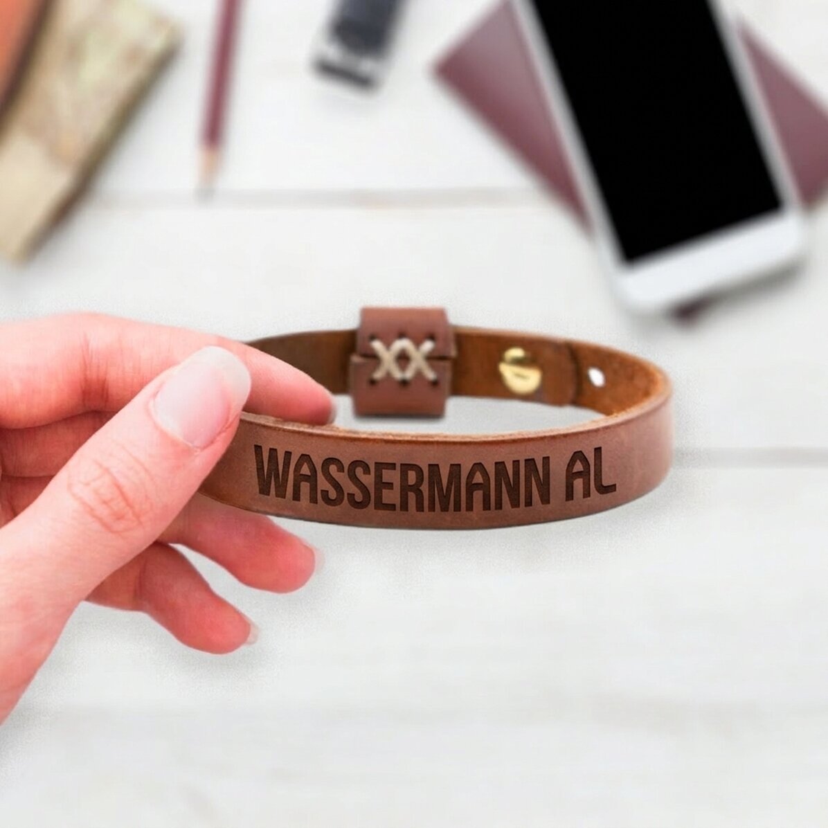 Personalisiertes Lederarmband mit Initialen und Sternzeichen