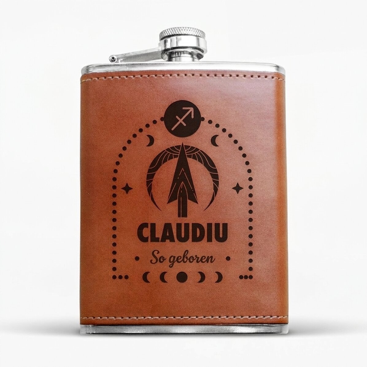 Mit Leder ummantelte Taschenflasche, individuell gestaltet mit Text und Sternzeichen – Schütze