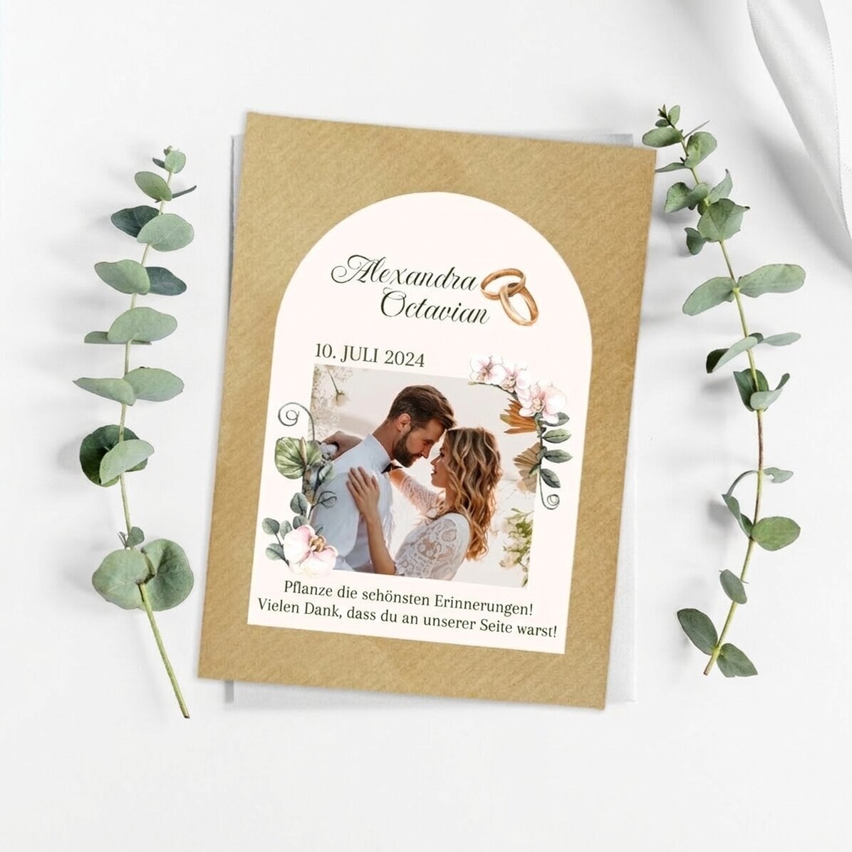 Individuell gestaltete Pflanzbare Gastkarte mit Foto und Text für die Hochzeit