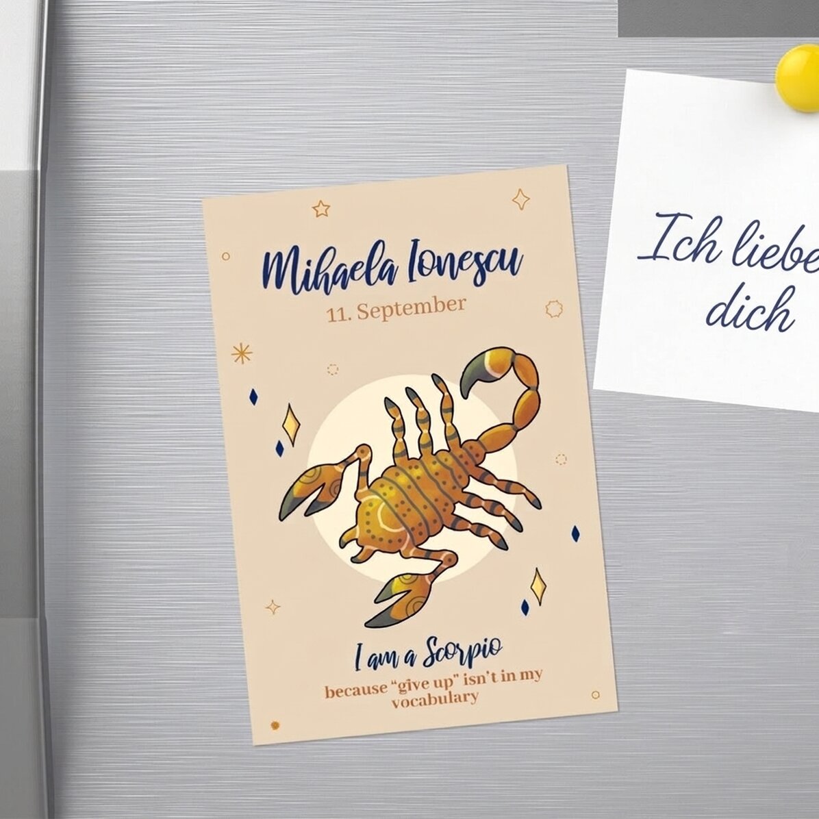 Individuell gestalteter Magnet 10 x 15 cm mit Text – Sternzeichen Skorpion