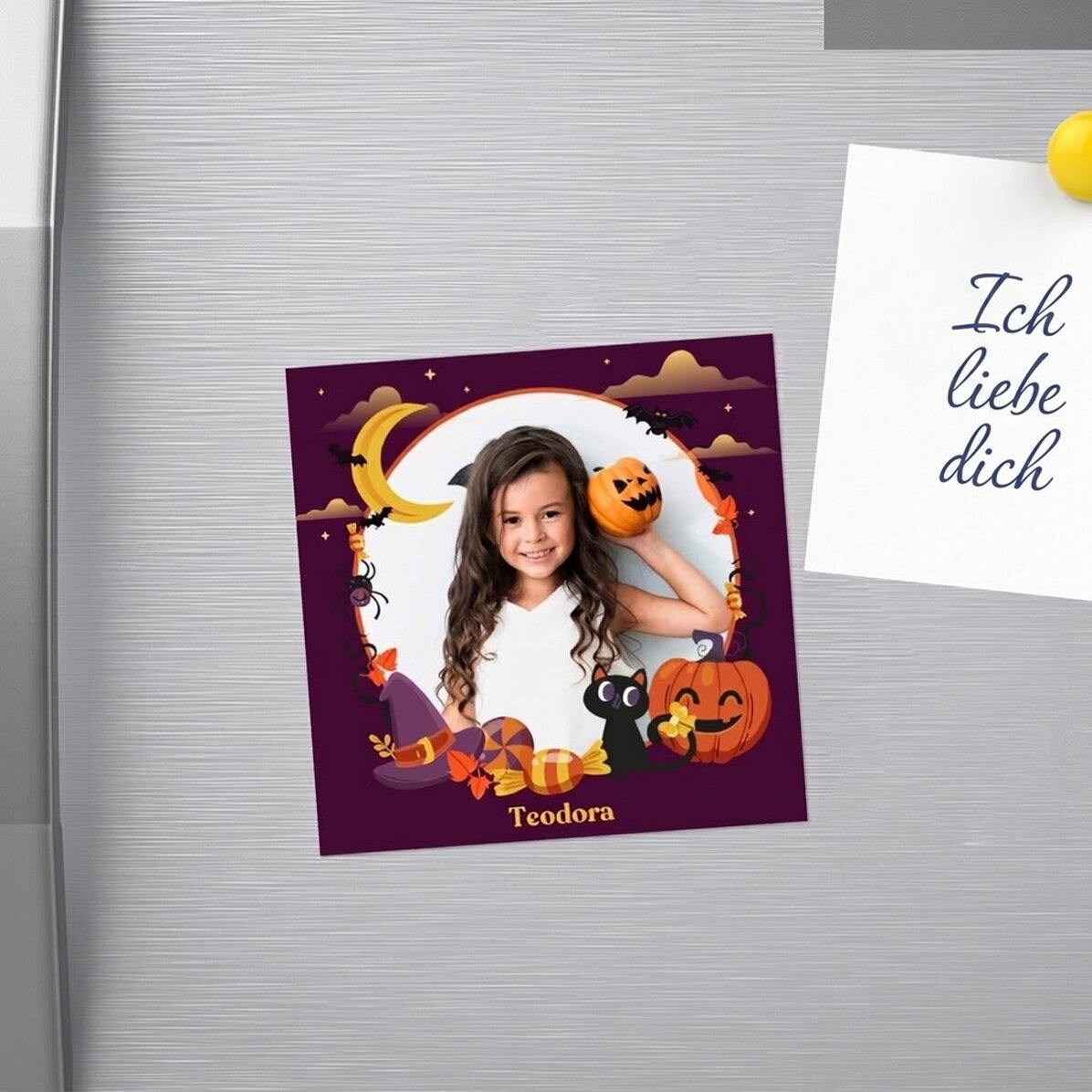 Individuell gestalteter Magnet (10 x 10) mit Foto und Text – Happy Halloween