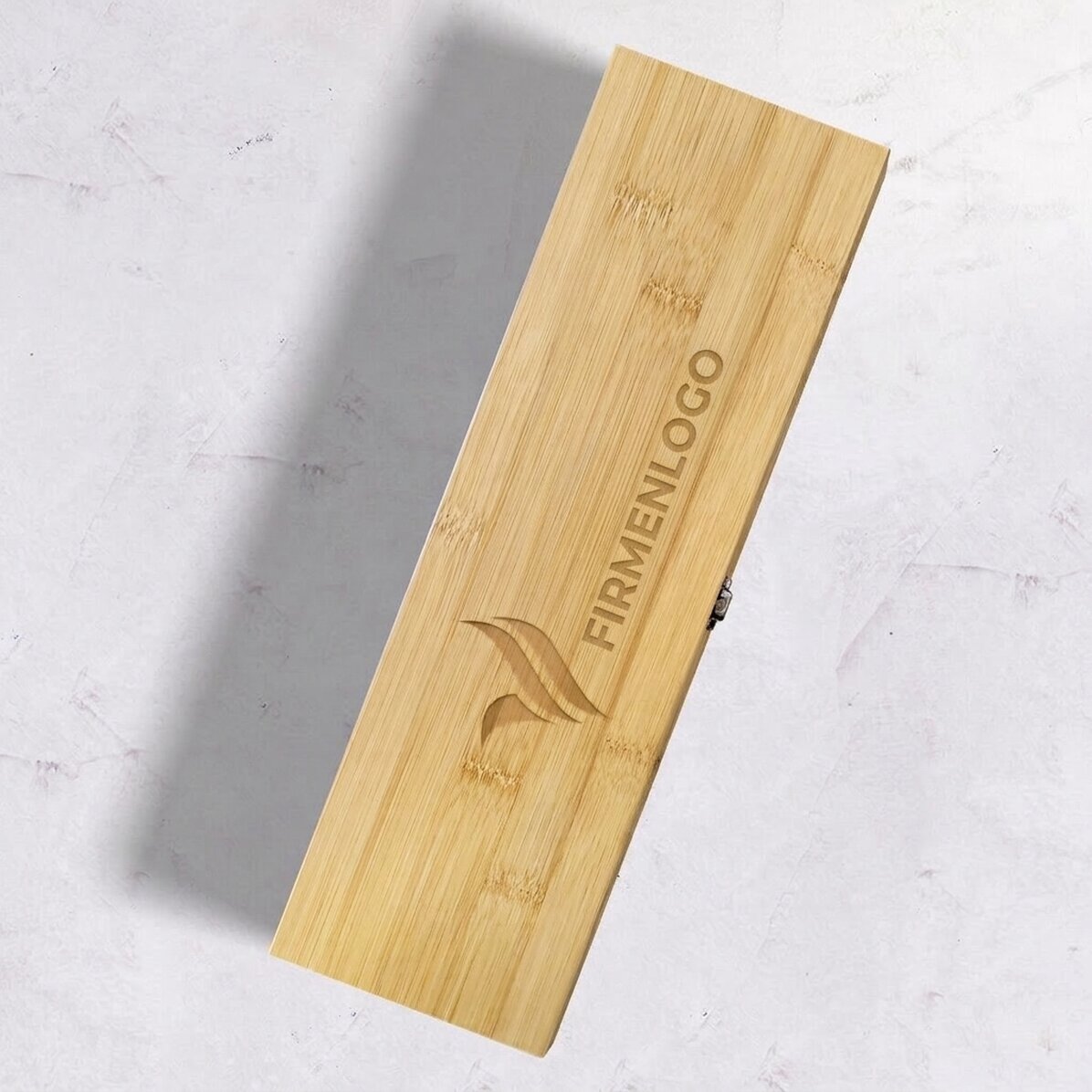 Weinkiste aus Bambus mit Zubehör, personalisiert mit einem Logo im Querformat