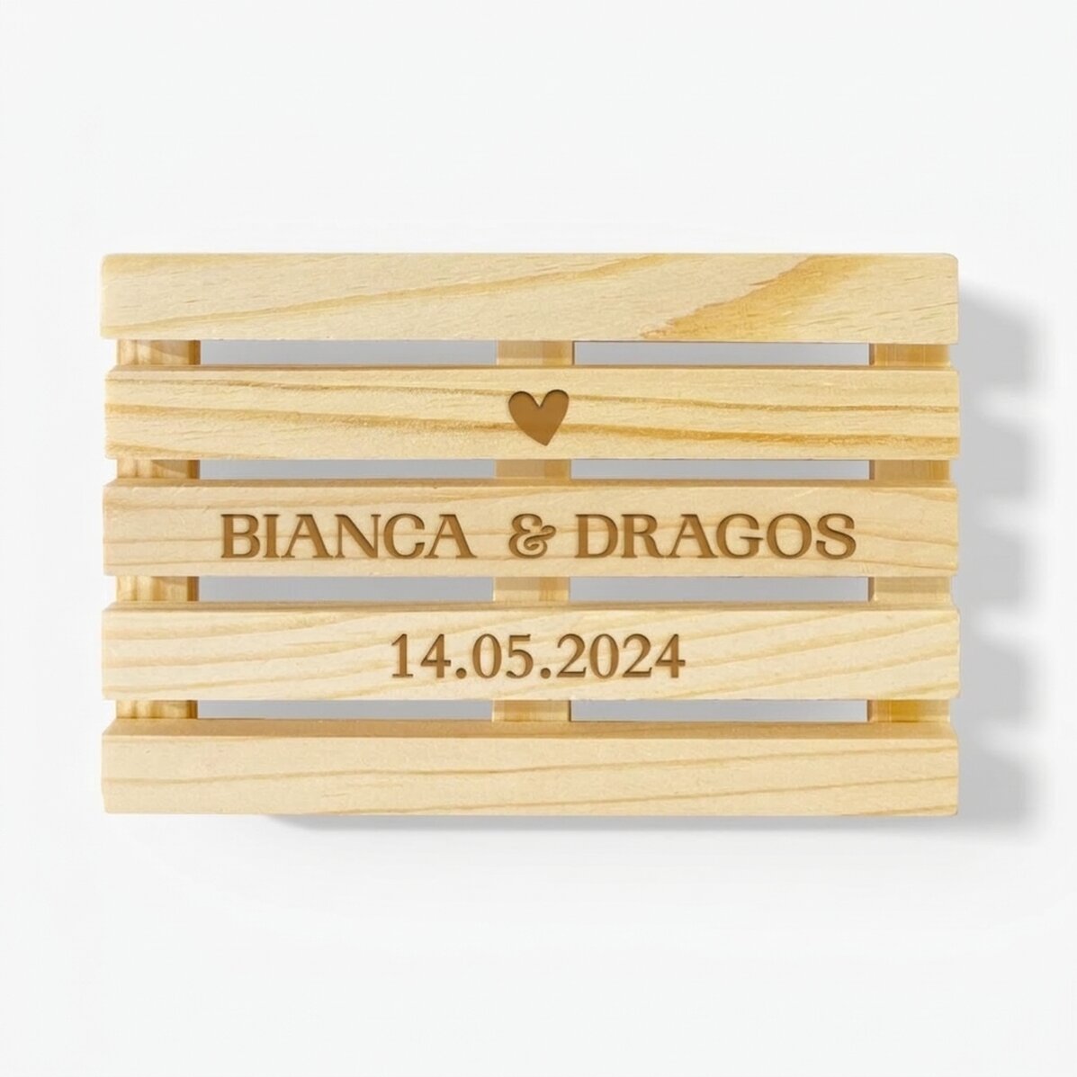 Personalisierter Gläserhalter in Form einer Palette mit dem Schriftzug „Love“