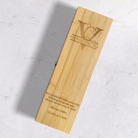 Weinkiste aus Bambus mit Zubehör, personalisiert mit Monogramm und Widmung