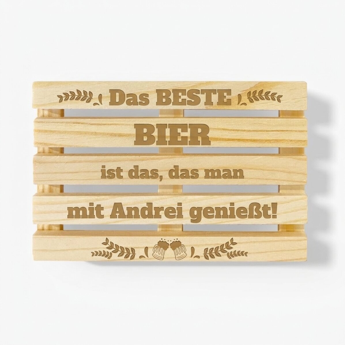 Individuell gestalteter Glasuntersetzer in Form einer Palette mit Aufdruck – Das beste Bier