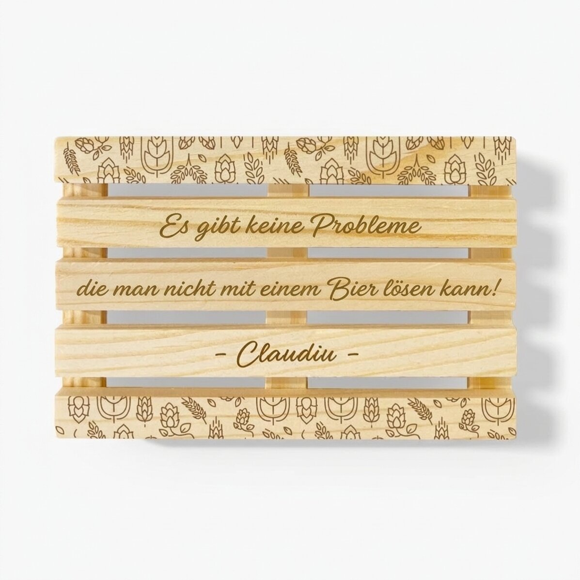 Individuell gestalteter Glasuntersetzer in Form einer Palette mit Text – Bier ist die Lösung