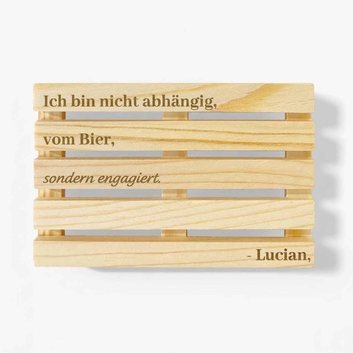 Individuell gestalteter Gläserhalter in Form einer Palette mit dem Text „Ich bin mit ganzem Herzen d