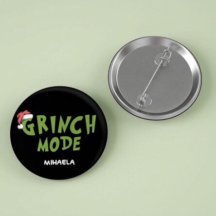 Personalisiertes Button mit Text – Grinch-Stil