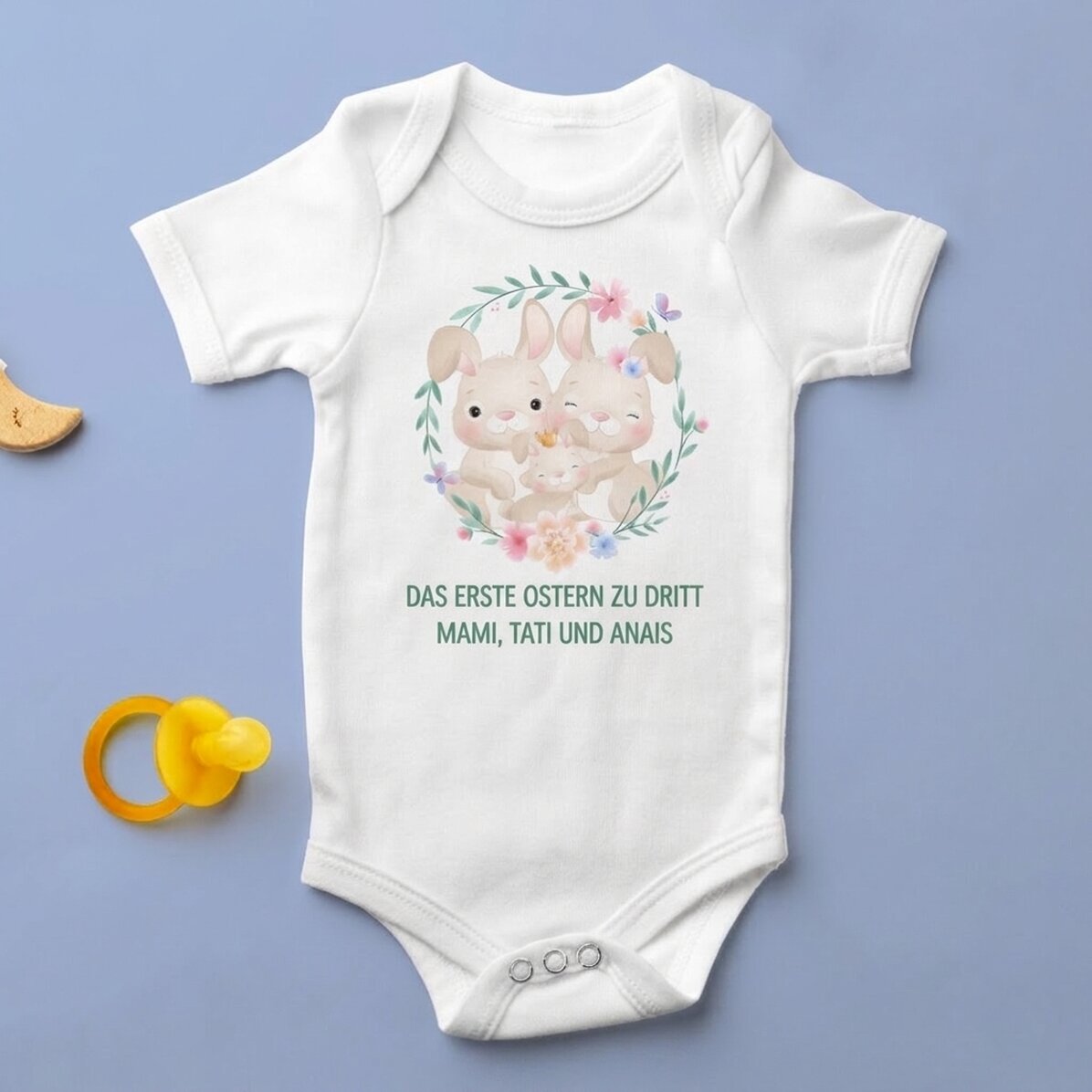 Personalisierter Baby-Body mit Text – Das erste Osterfest zu dritt