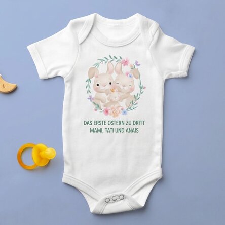 Personalisierter Baby-Body mit Text – Das erste Osterfest zu dritt