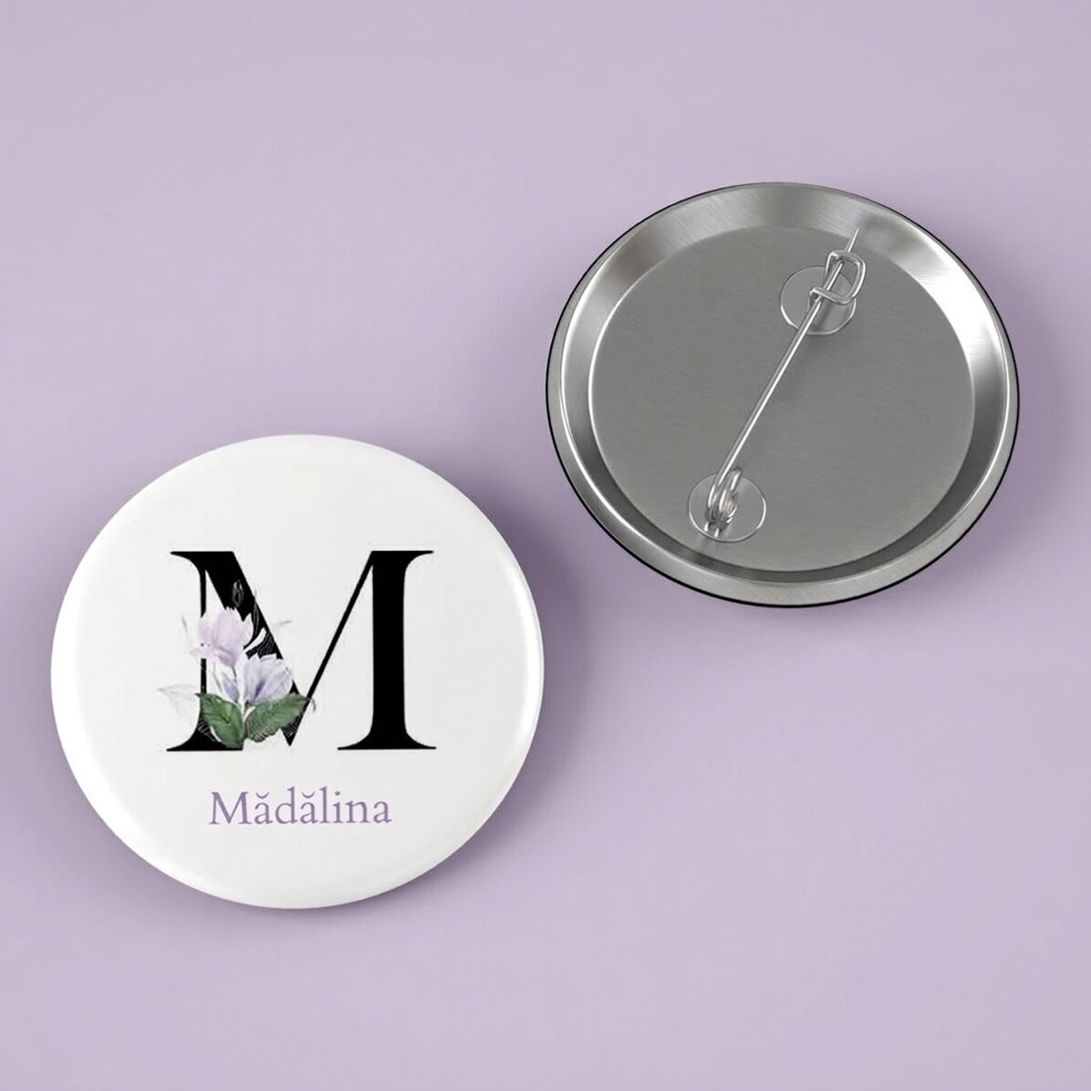 Personalisiertes Button mit Namen und Initiale – Floral