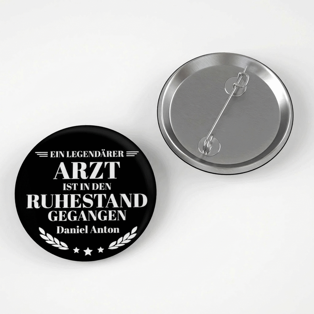 Personalisiertes Button mit einer Botschaft für einen Rentner